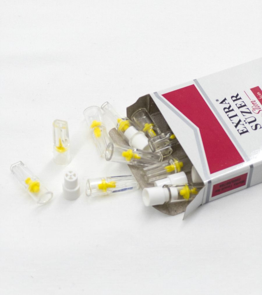 Şeffaf gövdeli, sarı filtreli Extra Süzer Slim sigara ağızlıkları ve beyaz ultra slim adaptörleri